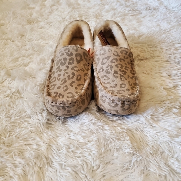 Women's dluxe by dearfoams Fernie Genuine Suede & Shearling Moccasin Slippers 11 - Picture 4 of 10